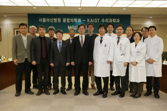 9일 이희윤 KAIST 연구부총장(앞줄 왼쪽 네번째)과 김종재 서울아산병원 아산생명과학연구원장(다섯번째) 등 관계자들이 '의료분야 산업수학 융합연구'를 위한 업무협약을 체결하고 기념촬영을 하고 있다. 두 기관은 의료산업에서 발생하는 문제에 대한 공동 연구를 비롯해 의료 데이터의 체계적 저장·분석방법 개발, 연구인력 교육 등에 협력하기로 했다.(KAIST 제공)